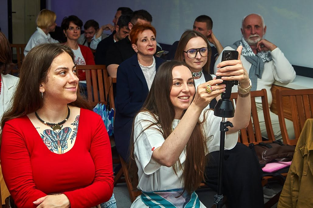 Гості авторського вечора «Літературні забави» під час прямої трансляції