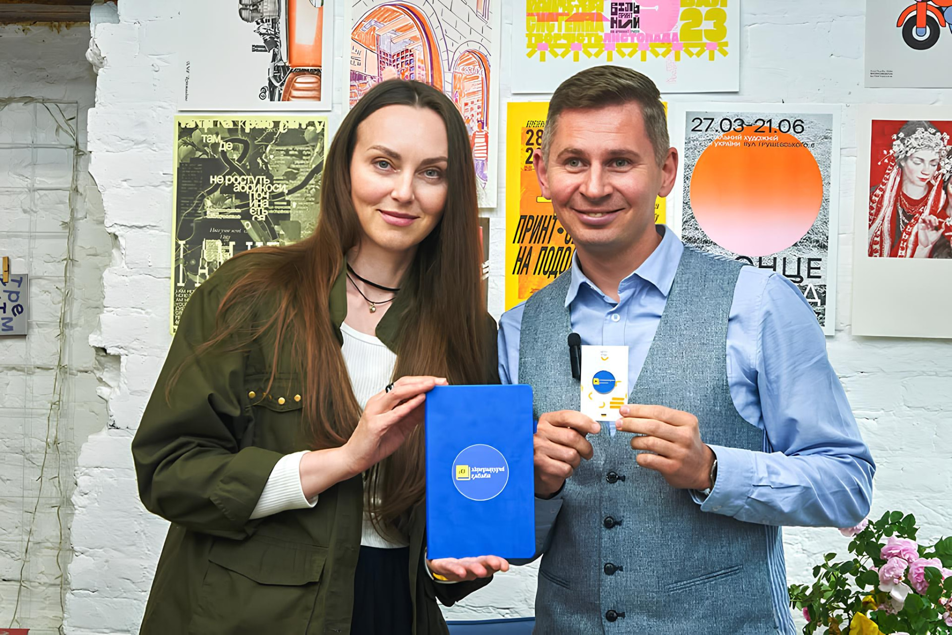 Вручення значка та брендованого записника учаснику «Літературних забав»